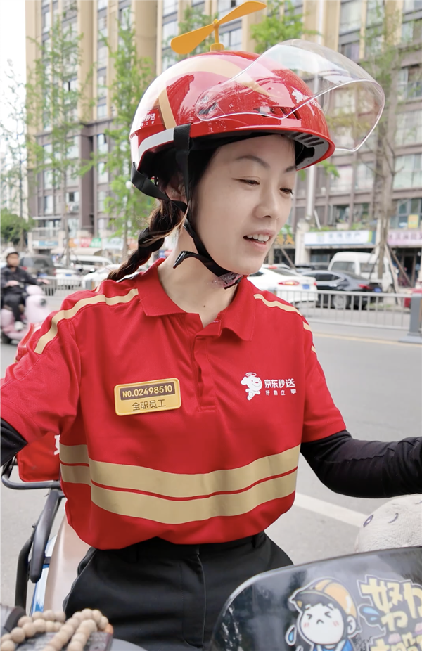 京东外卖全职骑手突破10万人：成都出现最美女骑手