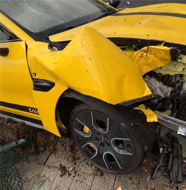 女网红开小米SU7 Ultra撞树 自述刹车不减速 网友：你穿了高跟鞋