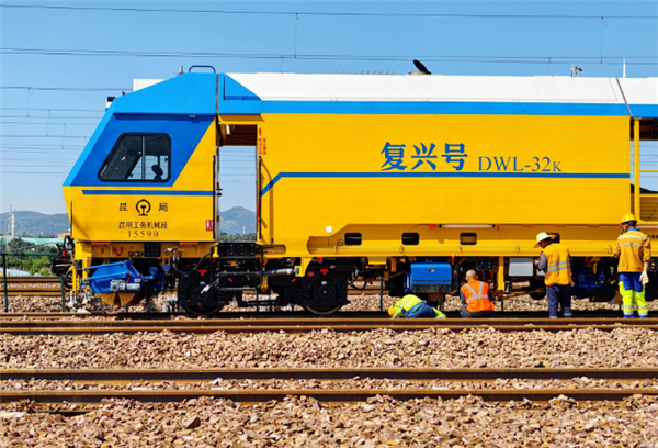 国产智能大型养路机械装备首秀：作业效率提升20%