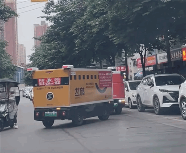 两辆快递无人车窄路互不相让 停在路中间“吵架”