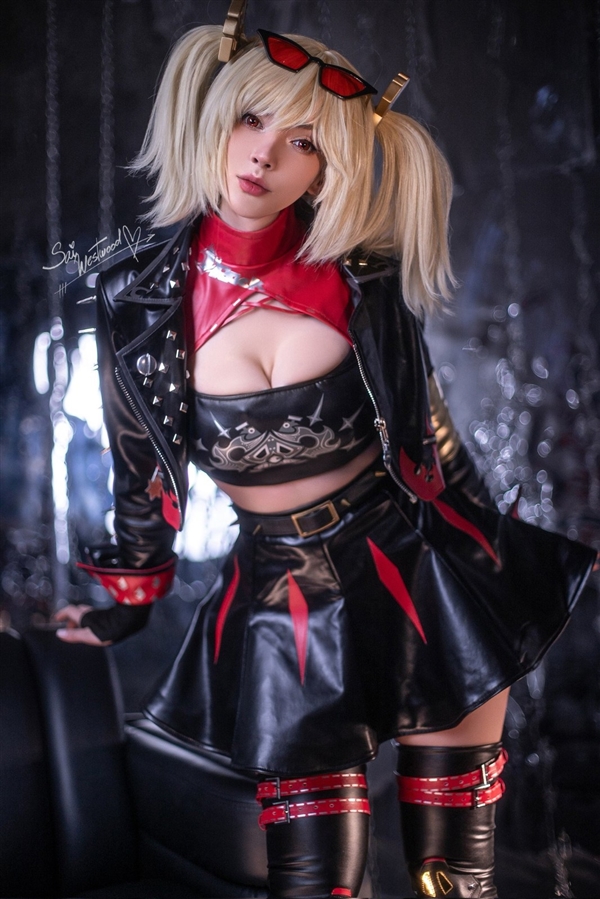 国外美女Cos《黑夜君临》女爵美图 完美逼真还原