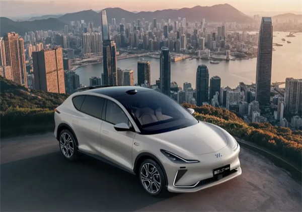 32.99万元！智己LS7焕新版实车正式发布：全系标配灵蜥数字底盘