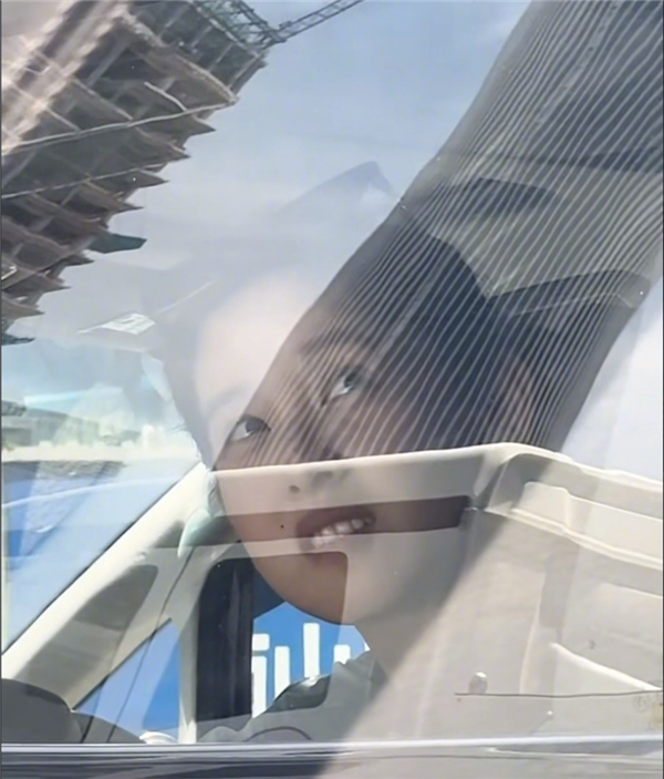 章泽天现身深圳湾：坐豪华越野车内 不停向外望