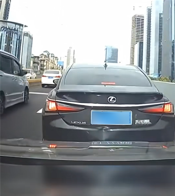 男子追尾把日系车撞了一个大坑 没想到车主看之前自动修复好了