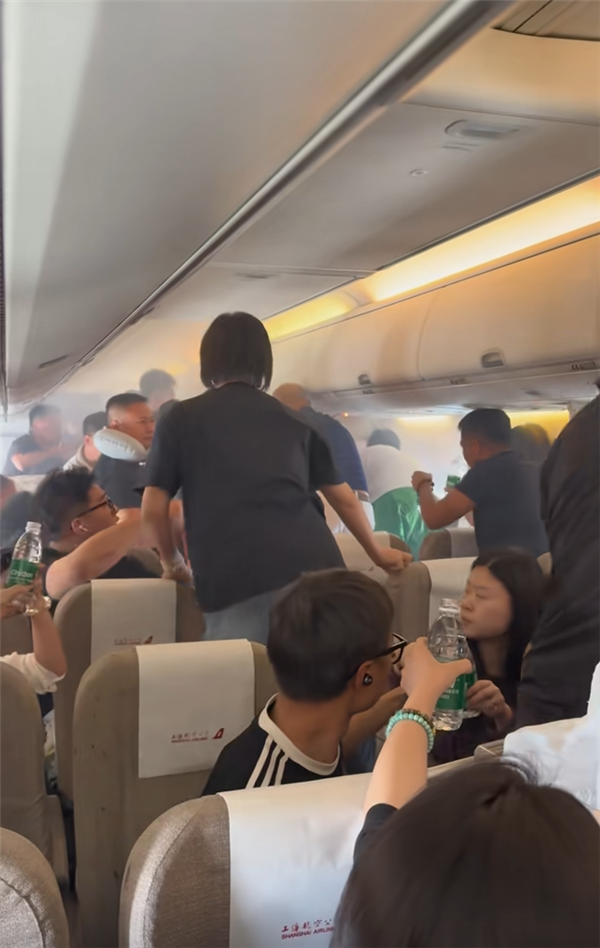 飞行途中充电宝起火 机舱烟雾弥漫 乘客递矿泉水灭火