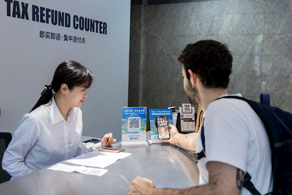外国游客方便了：上海可用支付宝碰一下就能退税