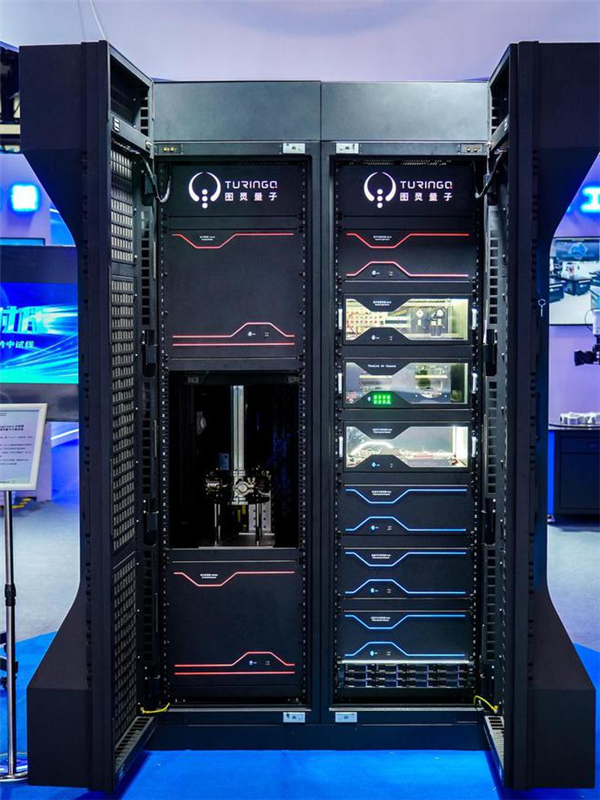 国产新一代光量子计算机首秀：算力媲美顶尖超算 仅一台冰箱大小