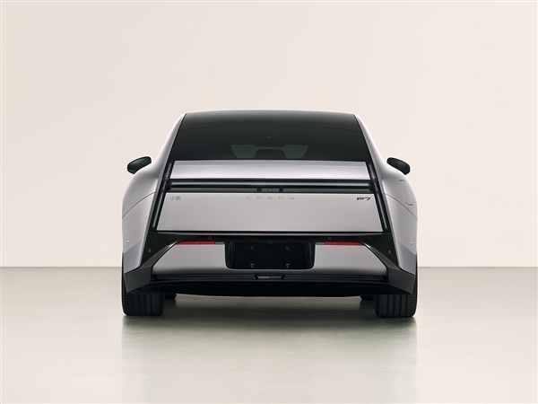 赛博未来感十足 全新小鹏P7实车曝光：首次亮灯了