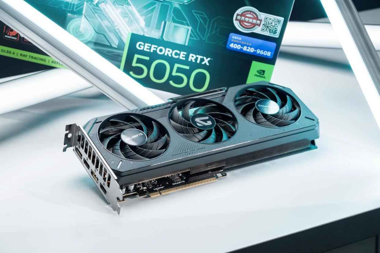 RTX5050能否代替RTX3060? 技嘉GeForce RTX 5050 GAMING OC 8G魔鹰测评插图4