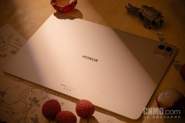 荣耀Magic Pad 3真机图公布 后置矩形DECO 仅5.79mm
