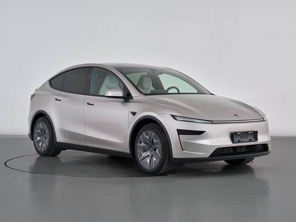 特斯拉Model Y L细节配置曝光：二排小桌 电磁可变悬架