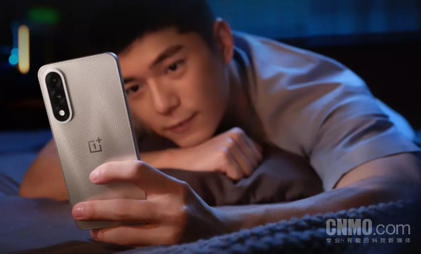 追剧看比赛久了眼睛酸涩？一加Ace 5至尊版绝对“好屏”