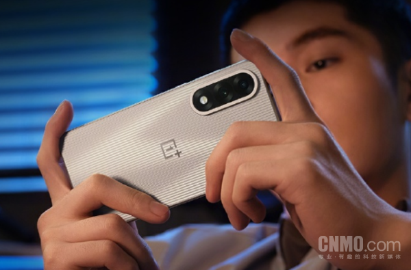 想要玩游戏不伤眼 就选这台人人夸的一加Ace 5至尊版！