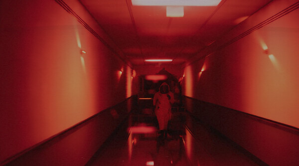 《后室：一起逃离》耕升GeForce RTX 5060Ti 追风白 OC 16G冲出迷宫