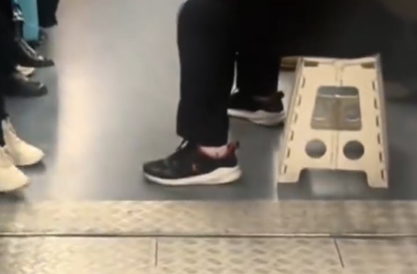 上海地铁11号线再现“板凳族” 网友建议：多加些座位