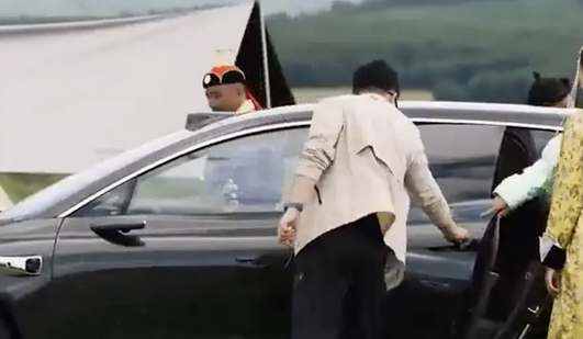  余承东现身享界S9T试驾现场：展示智慧电门、尾门功能