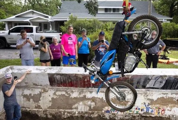 美国封存50年时间胶囊开箱！藏品超5000件 包含一摩托一轿车