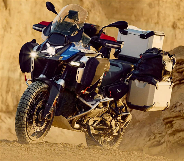 摩托车玩家的白月光 全新宝马水鸟ADV上市：27.39万起