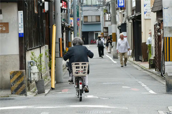时薪高达160元！日本流行“租奶奶”服务