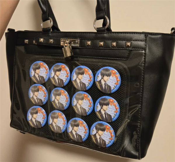 为什么好多人包上都要挂一个玩偶