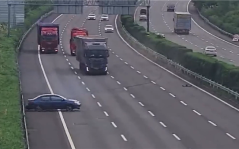 高速爆胎不拉手刹溜至路中 遇盲信辅助驾驶司机：撞成一团