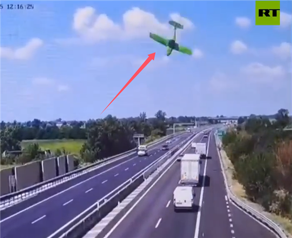 意大利一架飞机高速公路上坠毁起火：机上两人死亡后被烧焦