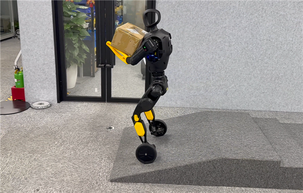 “稚晖君”出新作灵犀X2-N机器人：双轮秒变双足 咋踹都不倒