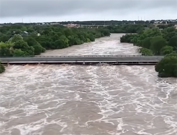 美国近百年最大洪灾之一！白宫：得州洪水来时大家在睡觉 这是天意