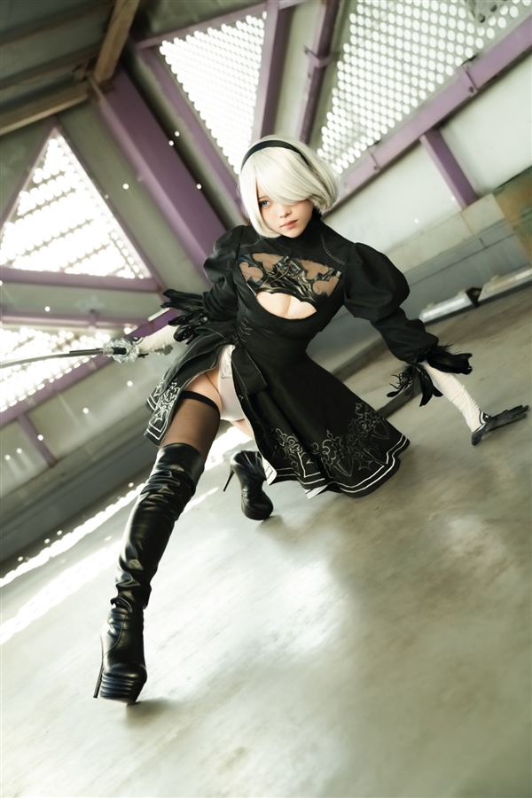 国外美女Cos《尼尔》2B小姐姐 展示性感好身材