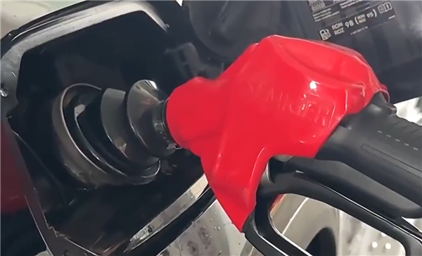 别克44升油箱加了58升油 加油站员工：正常 44升不是最大油量