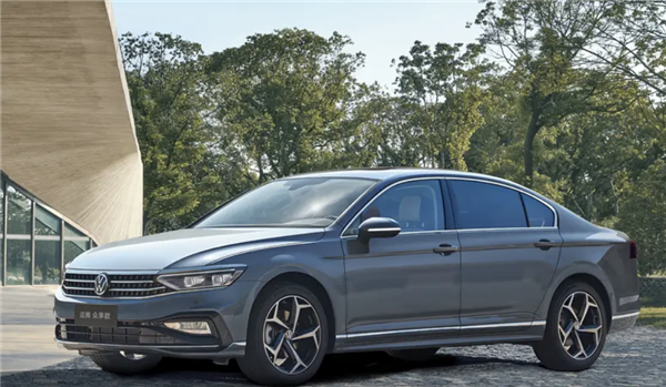 大众迈腾高速上自动降速 变速箱进入紧急运行模式！车主质疑是通病