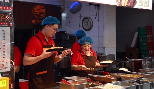 新兴服务业市场扩容让更多中小商家直接受益：淘宝闪购上小店收入增长近一倍