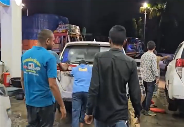 印度高官车队19辆车集体抛锚：在加油站加的柴油里掺了水