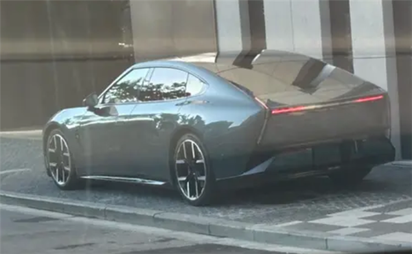 赛博风溜背回头率拉满！全新小鹏P7最新实车图曝光