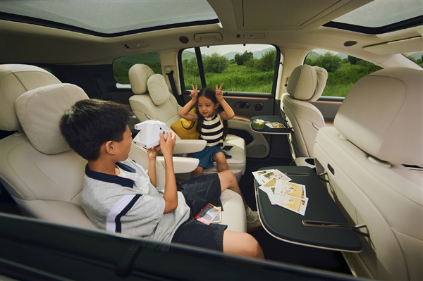 理想i8配两个小桌板 李想回应“脸被打”：没事 大家喜欢就行