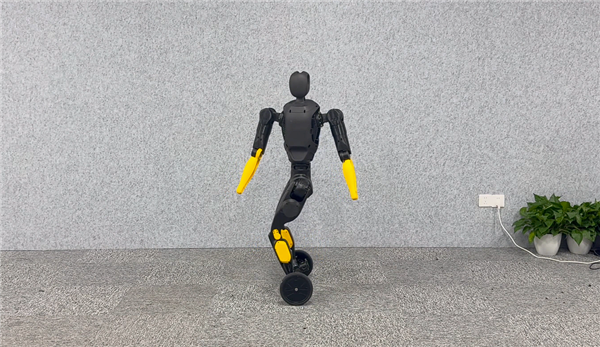 “稚晖君”出新作灵犀X2-N机器人：双轮秒变双足 咋踹都不倒