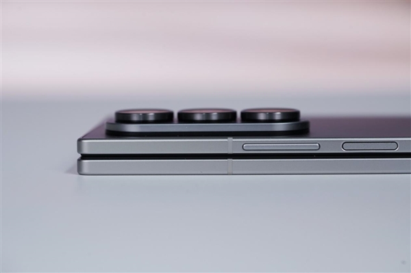 全球最轻的大折叠！三星Galaxy Z Fold7图赏