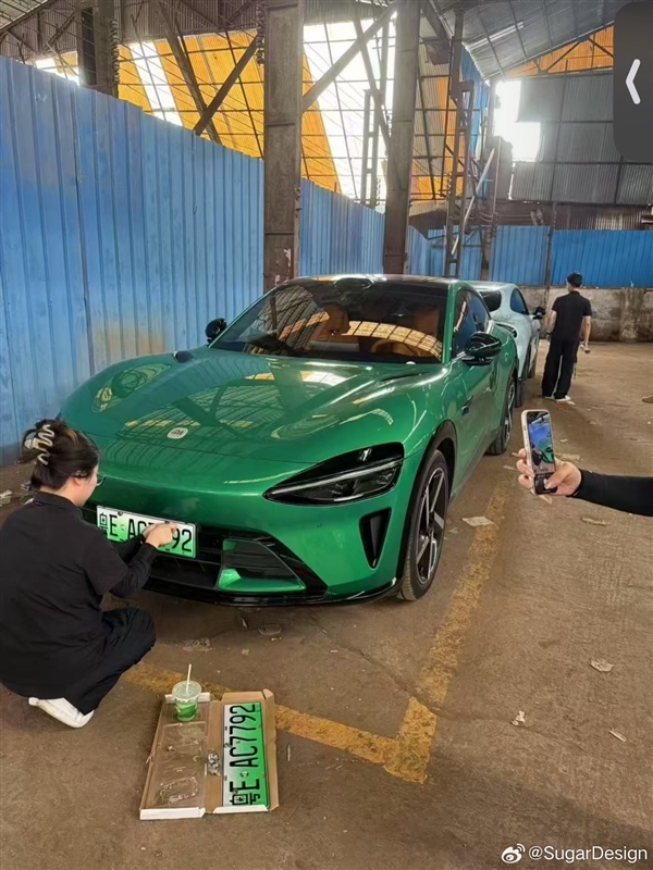 难怪雷军提议换方案!挂绿牌的小米YU7实车曝光:感受下插图1 难怪雷军提议换方案!挂绿牌的小米YU7实车曝光:感受下