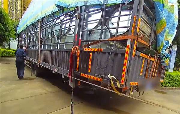 4米蓝牌货车被爆改成17米开上路：司机还没驾驶证行驶证！