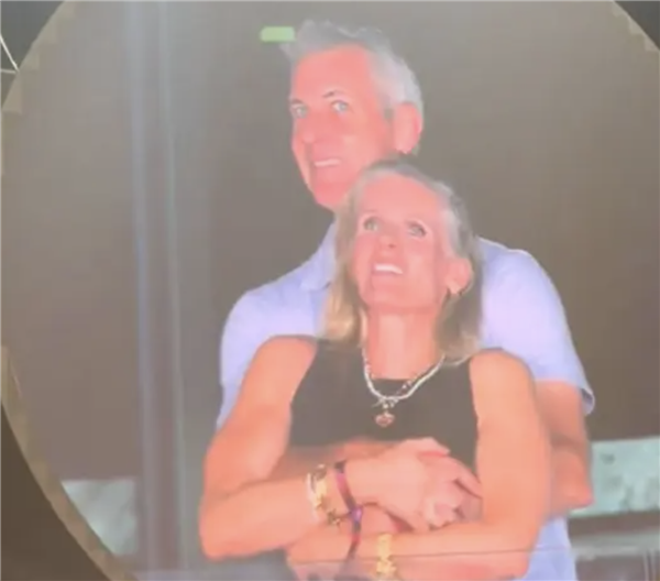 科技公司CEO出轨女下属 演唱会上搂抱被抓拍：双双遭停职