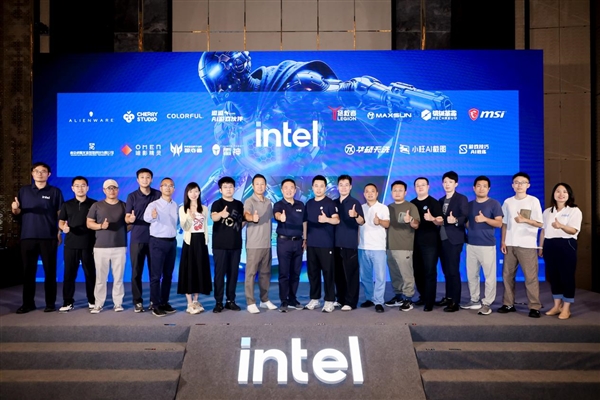 英特尔携手雷神共推AI高静游戏本概念 ZERO 16 Pro带来全能游戏体验