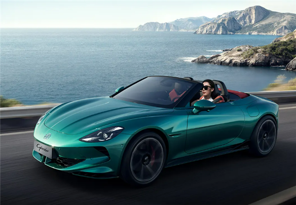 全球唯一纯电软顶敞篷+剪刀门跑车！新款MG Cyberster上市：31.98万起