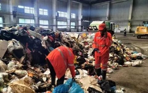 环卫工翻8吨垃圾找儿童手表到底值不值 专家：这是对基层工人的冷漠