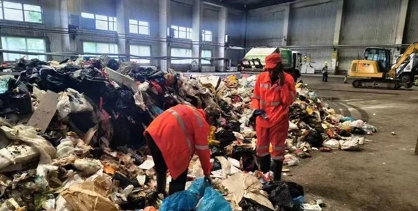 为帮游客找儿童手表 环卫工4小时翻8吨垃圾 大同城管回应