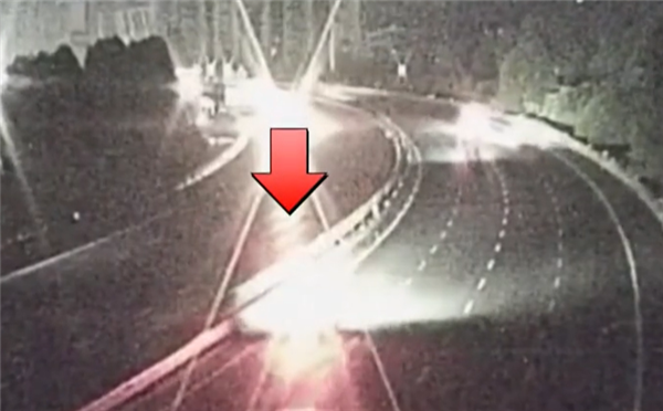 男子醉酒开启辅助驾驶上高速停在路上叫不醒：交警喊车机帮开窗