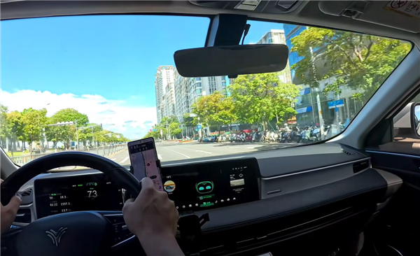 哪吒车主开滴滴被乘客灵魂发问：一问一个不吱声