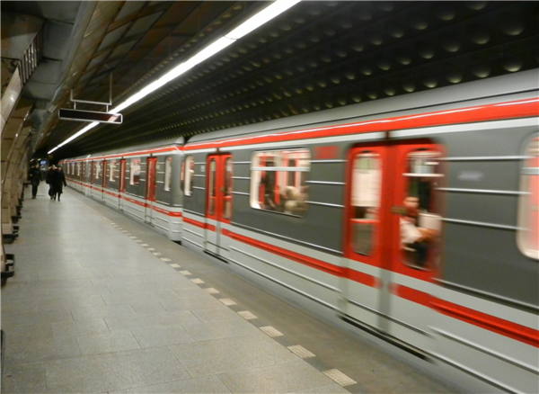 “高铁上能不能吃泡面”被网友吵翻 12306回应