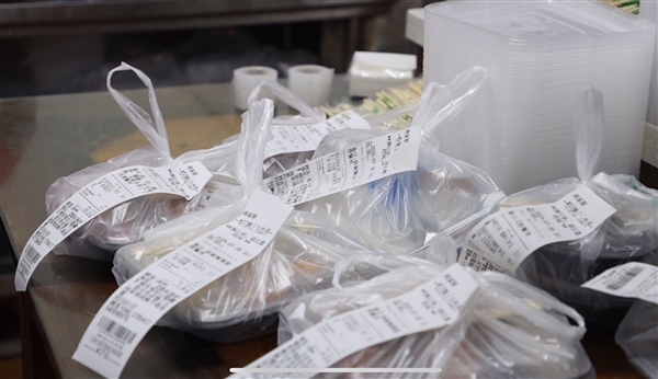 新兴服务业市场扩容让更多中小商家直接受益：淘宝闪购上小店收入增长近一倍