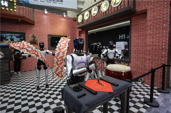 智元四大明星机器人集体亮相WAIC2025 大秀才艺 干活给力