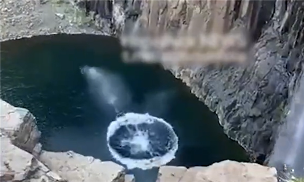 挑战极限出意外 俄罗斯一男子从28米高悬崖跳水当场身亡